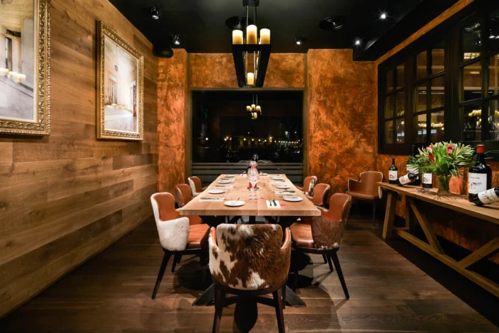 PRIVATE DINING ROOM<br />(CANAL-VIEW)